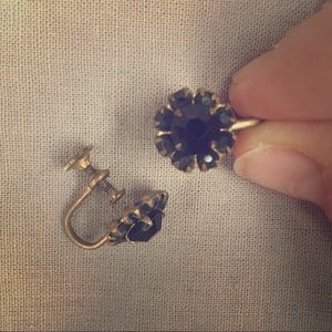 Gold screw-on stone flower earrings